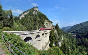 Railjet bei Breitenstein der die Semmeringbahn hinauf fährt